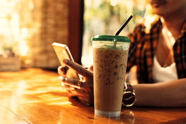 Ледовый Кофе Столе Рядом Руки Использовать Мобильный Телефон Летом Кафе — стоковое фото