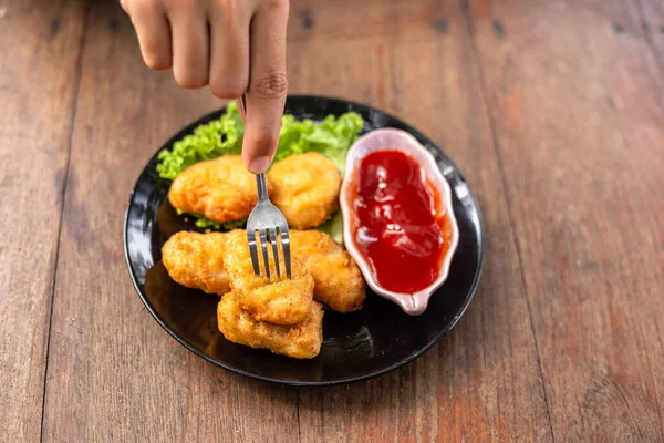 Chicken Nuggets Aufgespießt Auf Einer Gabel Und Dip Sauce Eine — Stockfoto