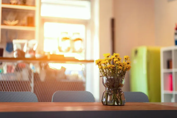 Kleine Gele Bloem Pot Tafel — Stockfoto