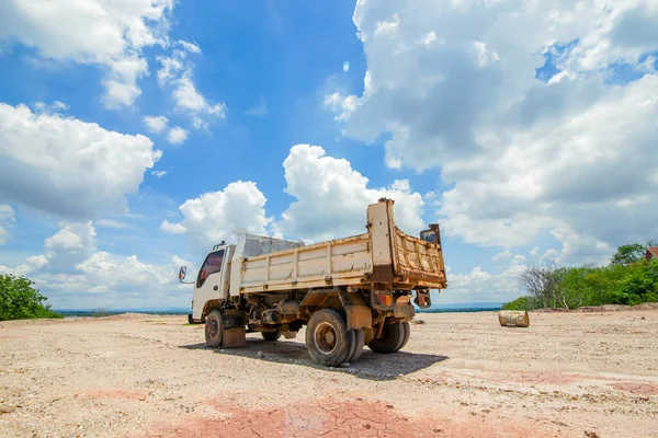 Vrachtwagen Locatie Bouw Onder Blauwe Hemel Mooie Wolk Middag — Stockfoto
