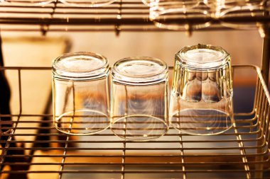 Camlar cam raflarda ve güneş ışığında..