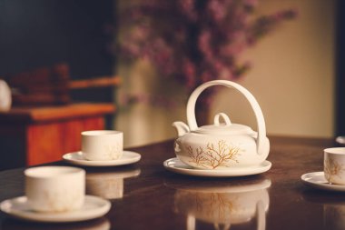 Çaydanlık çay fincanının yanındaki masada..