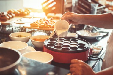 Şef tatlı masasına ve Hindistan cevizi sütü dökün.