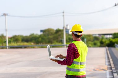 Foreman test ve sanayi araç kontrol etmek için bilgisayar kullanın. Çalışma konsepti.