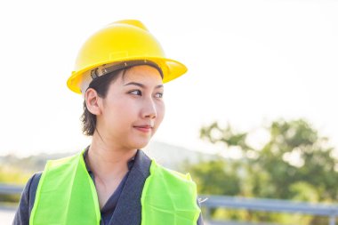 İthalat ve ihracat için Kargo yük gemisinden kontrol yükleme Konteynerkutusu için Asyalı kadın mühendis kontrol