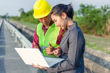 İş kadınları ve foreman birlikte konuşuyorlar. Şantiye inşaatında mühendis ve yönetici ekip çalışması ve kontrol .