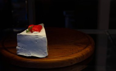 kahve dükkanında ahşap tabak ta çilekcheesecake adet.