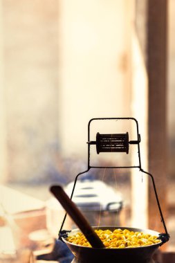 Sarı ipekböceği kozası ipek iplik yapmak için kazan tarafından kaynar.