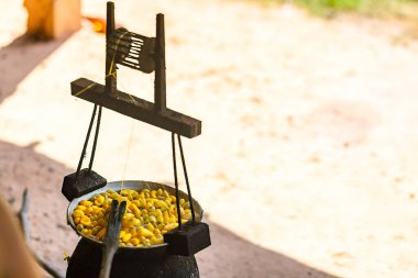 Sarı ipekböceği kozası ipek iplik yapmak için kazan tarafından kaynar.