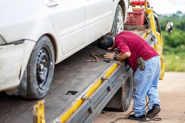 Homem Verificar Corrente Ligar Roda Carro Reboque Carro Parque Danos — Fotografia de Stock