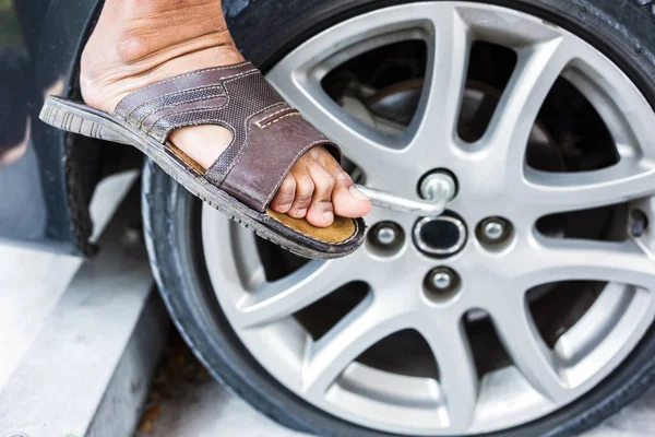 Homem Trocando Pneu Com Chave Roda — Fotografia de Stock