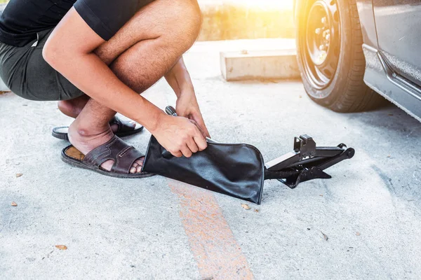 Pneu Carro Trocado Para Manutenção Garagem Usando Macaco Hidráulico Conceito — Fotografia de Stock