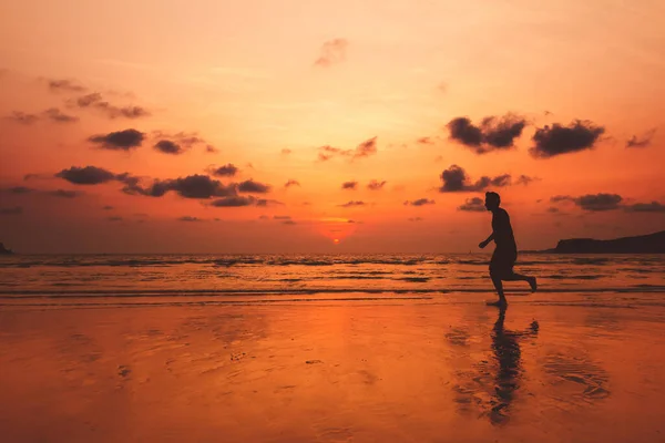 Мужчина Бежит Острову Бежит Пляжу Закатом Красивым Небом Красивым Облаком — стоковое фото