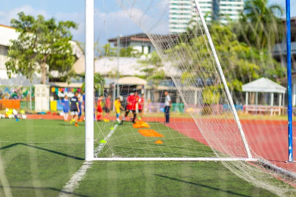 サッカーアカデミーのゴールサッカーと子供たちの練習は — ストック写真