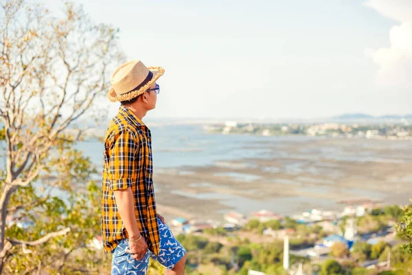 Uomo Felice Piedi Sulla Scogliera Godendo Viaggi Montagna Concept Vacanze — Foto Stock