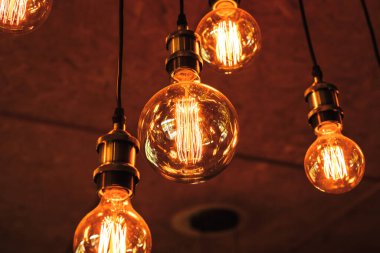 lamba kafede odasında asılı.