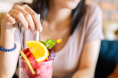 Meyveli, limonlu ve naneli..