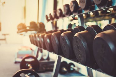 Dambıllar spor salonunda egzersiz için hazır..