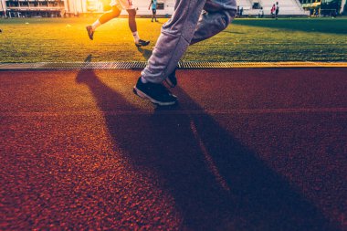 Spor adamı gün batımıyla birlikte Stadyumda koşuyor ve koşuyor..