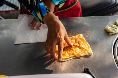 Tayland usulü tatlı Roti pişiren sokak satıcılarının elleri.
