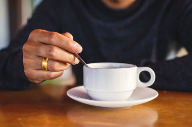 ahşap masa sabahları kahve fincan sıcak. 