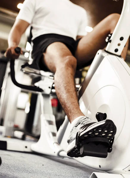 Formda Olan Adam Spor Salonunda Egzersiz Bisikletine Biniyor Sağlıklı Komik — Stok fotoğraf