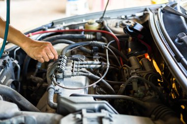 Kırık arabayı ve açık kaputu elle kontrol et. Araba bozuldu ve kaza yaptı..