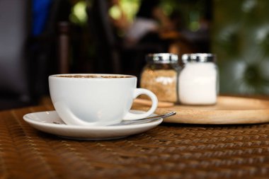 Tahta masada sıcak bir fincan kahve..