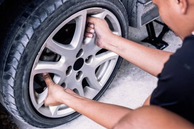 Lastik bakım, hasarlı araba lastiği ile otoparkta düz bir araba lastiği değiştirin