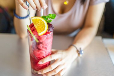 Dut püresi. Meyveli, limonlu ve naneli..