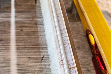 El yapımı ahşap dokuma tezgahında ipek pamuk ören mekik..