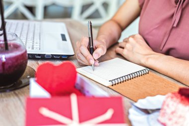 Gevşeme süresi olan kısa anıları kağıda elle yazmak.