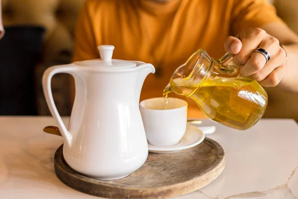 Mano Verter Taza Sobre Mesa — Foto de Stock