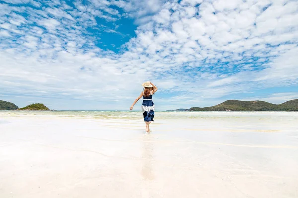 Donna Felice Vacanza Estiva Indossa Cappello Vestito Godendo Vista Sulla — Foto Stock