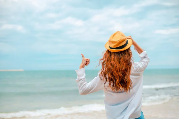 Yaz Tatilinde Şapkalı Elbiseli Mutlu Bir Kadın Adanın Kumsalındaki Manzaranın — Stok fotoğraf