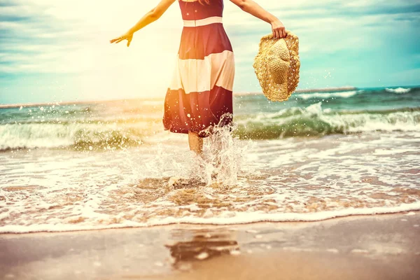 Happy Woman Letnie Wakacje Trzymając Kapelusz Sukienkę Ciesząc Się Widokiem — Zdjęcie stockowe