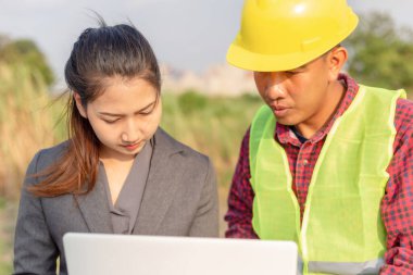İş kadınları ve foreman birlikte konuşuyorlar. Şantiye inşaatında mühendis ve yönetici ekip çalışması ve kontrol .