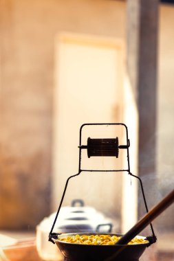 Sarı ipekböceği kozası ipek iplik yapmak için kazan tarafından kaynar.