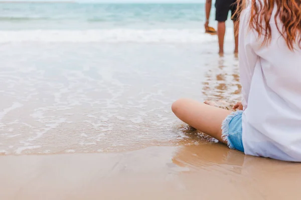 Women Sitting Beach Her Boyfriend Play Sea Water Front Her — Stock Photo, Image