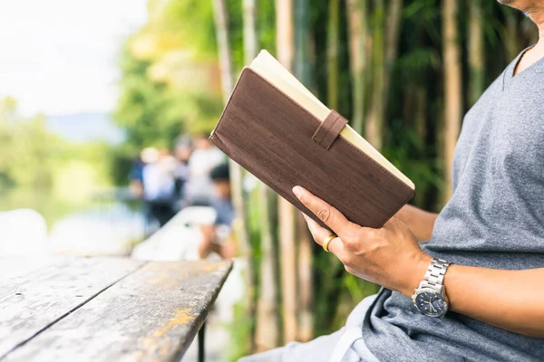 Hombre Sostiene Libro Lee Los Parques Cerca Del Río —  Fotos de Stock