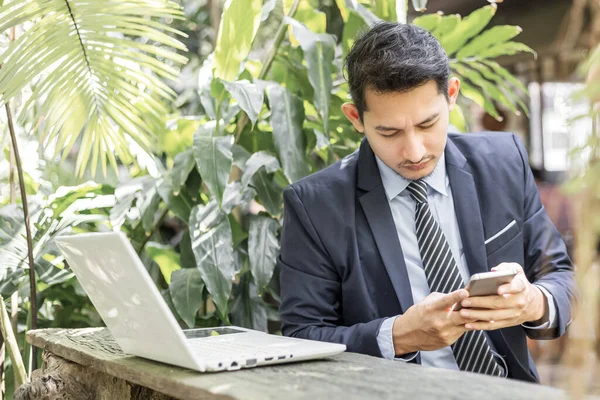 Uomo Affari Che Utilizza Smart Phone Mobile Lavora Sul Computer — Foto Stock