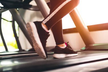 Ayak sporu yapan kadınlar koşu bandında koşar, spor yapar..