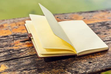 Parktaki masanın üzerindeki kitap..