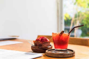 Meyve suyu masanın üstünde..