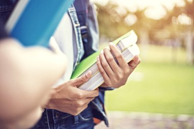 Öğrenciler üniversiteyi bitirdikten sonra kitap tutarlar..