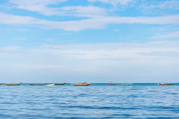 青い海と青い空に浮かぶ漁船は — ストック写真