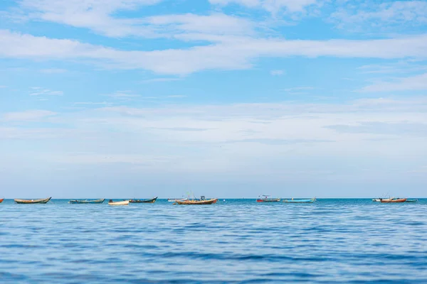 Barco Pesca Água Azul Céu Azul — Fotografia de Stock