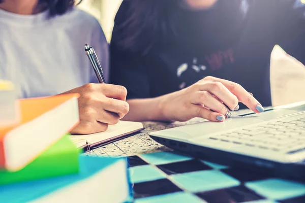 Estudiante Universitario Aprendiendo Portátil Mano Use Pluma Escritura Uso Mano — Foto de Stock