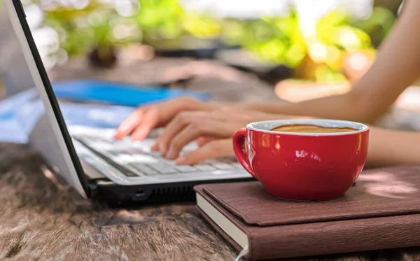 Taza Café Libro Cerca Las Mujeres Negocios Que Trabajan Ordenador — Foto de Stock