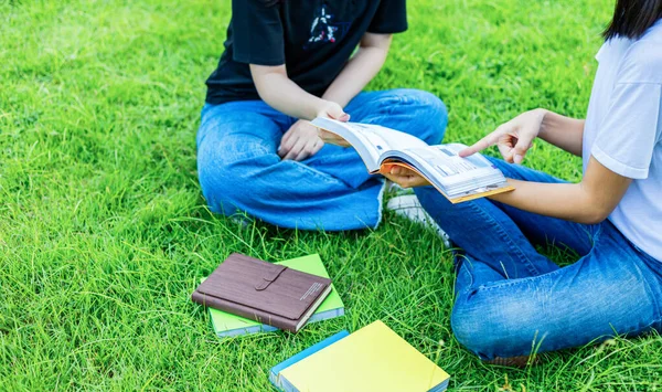 Étudiants Universitaires Assis Lisant Livre Sur Herbe — Photo